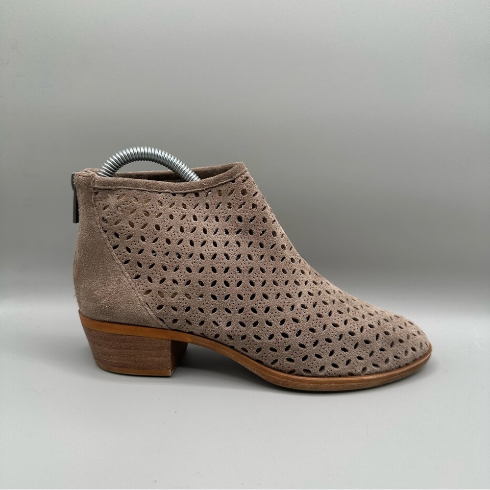 Lucky Brand Women’s 6 Bergyn Perforated Ankle Boots Suede Tan Booties Zip Up - Picture 2 of 9